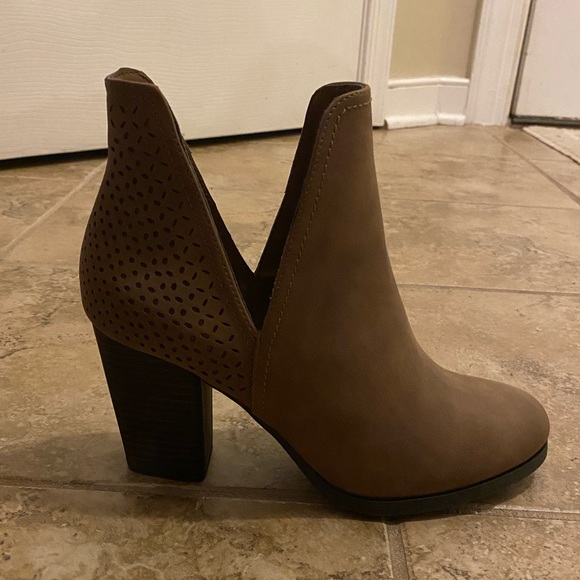 BRAND NEW Brown Ankle Bootie Block Heels - Picture 1 of 8